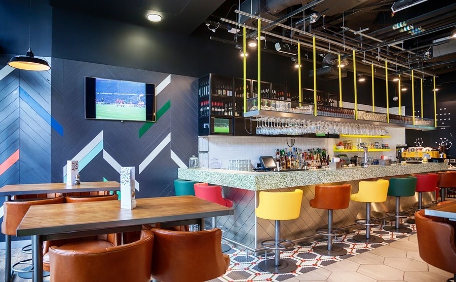 commercial-audio-video-system-elevates-your-restaurant-in-every-way_e59c42c5642fb4d5e71758f3309760ee